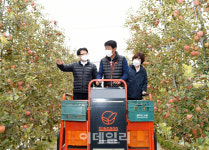 [포토]DMZ사과 수확 현장 찾은 최종환 파주시장