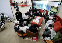 [포토] 클럽하우스 곳곳에 대기하는 선수들