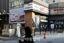 [포토] 코로나19 장기화로 CGV대학로점 영업중단