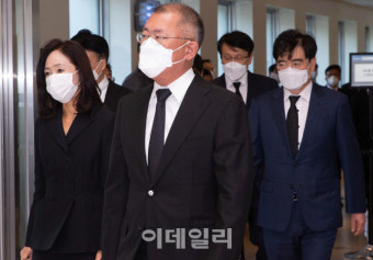 [포토]조문 마치고 이동하는 정의선 회장-공영운 사장