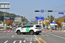 실시간 교통정보 받아 교차로 자율주행…도로교통공단, 국내 최초 실증