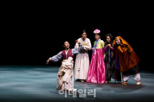 한국 연극史 외면한 이슈, 다시 써라 외치는 연극인들