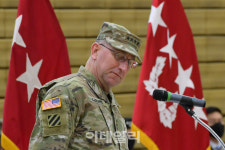 [포토]한미연합사 창설 42주년 기념식에서 기념사하는 로버트 에이브럼스 사령관