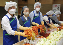 [포토] 김치담그는 정연태 농협유통 대표