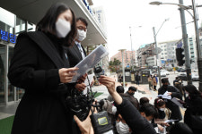 “사람이 먼저? 우리 가족 설 곳은 없더라”…北피격 공무원 아내의 눈물