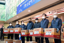 우체국 소포상자에 구멍 손잡이..택배노동 고충 덜어