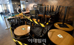 [포토]자정부터 거리두기 2단계 격상, 또 매장영업 못 하는 카페·빵집 한숨