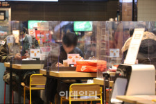 [포토]칸막이 설치 된 페스트푸드 가게