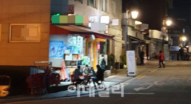 [르포]“여기서 드시면 큰일나요” 거리두기 2단계 첫날밤 편의점 가보니