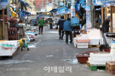 [포토] 한파와 코로나로 발길 뜸한 재래시장