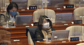 野, 노마스크 와인파티 윤미향에 의원직 사퇴하라