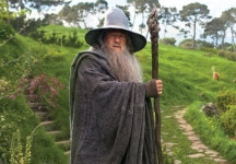 ‘반지의 제왕’ 간달프도 백신 접종…“아프지 않아” 엄지 척