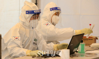 [포토]선별진료소에 지원 나온 육군 현장지원팀