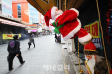 [포토]임대 현수막과 산타
