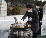 [포토]김용래 특허청장, 국립대전현충원서 정인호 애국지사 묘역 참배