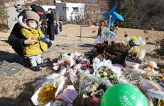 [르포]다음 생엔 우리 딸 해줘…엄동 정인이 묘소 앞 눈물 행렬