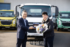 타타대우 더 쎈 1호 고객에게 황금열쇠 전달..본격인도 개시