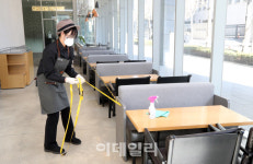 [포토]손님 맞을 준비하는 카페