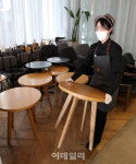 [포토]두 달 만에 홀 영업 재개하는 카페…손님맞이 준비 분주