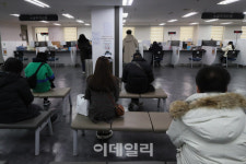 [포토]코로나19 여파…북적이는 고용복지플러스센터