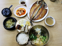 [강경록의 미식로드] 쓱쓱 비벼 고기 한점 딱…거짓 부르는 맛