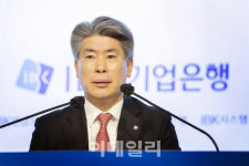 윤종원 기업은행장 상반기 중기대출 확대 당부