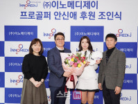 [포토]안신애,최현규 대표 임직원들과 함께 기념촬영