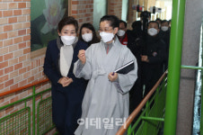 [포토]강북노인종합복지관 찾은 나경원