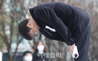 [포토]고개 떨구는 송경동 시인
