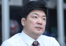 라브랜드이용원 | [포토]이데일리와 인터뷰하는 이용 의원