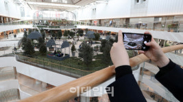 서영이앤티더현대사운즈포레스트 | [포토]시민들 눈길 사로잡는 더현대 서울 사운즈포레스트