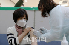 홍성한국병원 남종환 원장·김미숙 간호과장, 충남 코로나 백신접종 1호