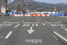 [포토]재구조화 공사로 광화문광장 서측 도로 폐쇄