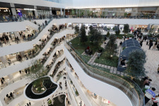 방역당국, 과도 혼잡 더현대 서울 특1급 위험시설 아냐