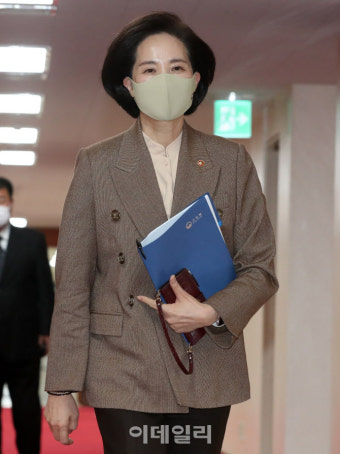 [포토]국무회의 참석하는 유은혜 사회부총리 겸 교육부 장관