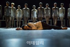 백조의 호수 오데트, 비정규직 여성 근로자가 되다