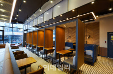[줌인]커피 넘어 경험을 팝니다…간판서 커피 뗀 할리스