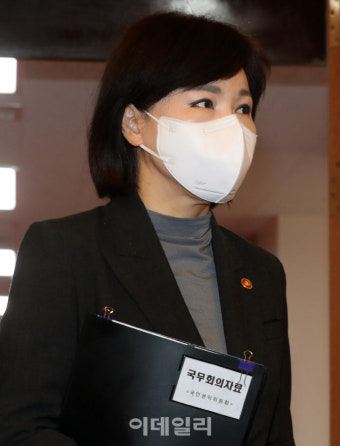 [포토]국무회의 입장하는 전현희 국민권익위원장