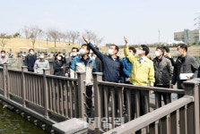 [포토]운정호수공원 등 ′친수공간조성사업′ 현장 찾은 최종환 파주시장