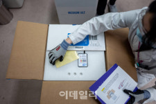 [포토]백신 담긴 상자 개봉하는 약사