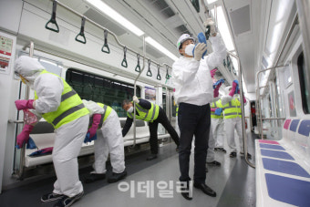[포토]오세훈 서울시장 후보, '메트로 군자 차량기지에서 방역'