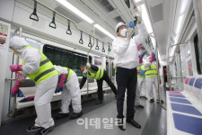 [포토]오세훈 서울시장 후보, 메트로 군자 차량기지에서 방역