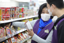 박영선, 편의점 알바 체험서 무인슈퍼 거론…野 공감 능력 無