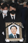 [포토]신춘호 농심 회장의 발인, 장손 신상열 씨