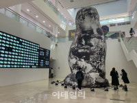 불편함이 웅장함으로...30년전 이불이 사회에 던진 질문