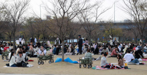 [주말 거리에서는]사전투표·부활절·봄나들이…방역 또 고비