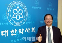 [만났습니다]코로나 백신 관리 전담 약사..지역예방접종센터에 배치돼야