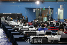[포토] 선거 개표 실시되는 양천 계남체육관