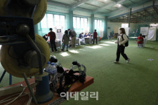 [포토]4·7 재보궐 선거 야구부 체육관 투표소