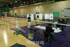 [포토] 투표장이 된 배드민턴 코트